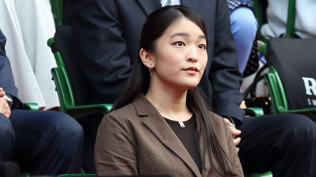 הנסיכה לשעבר מיפן, מאקו, מברכת על ילדה הראשון