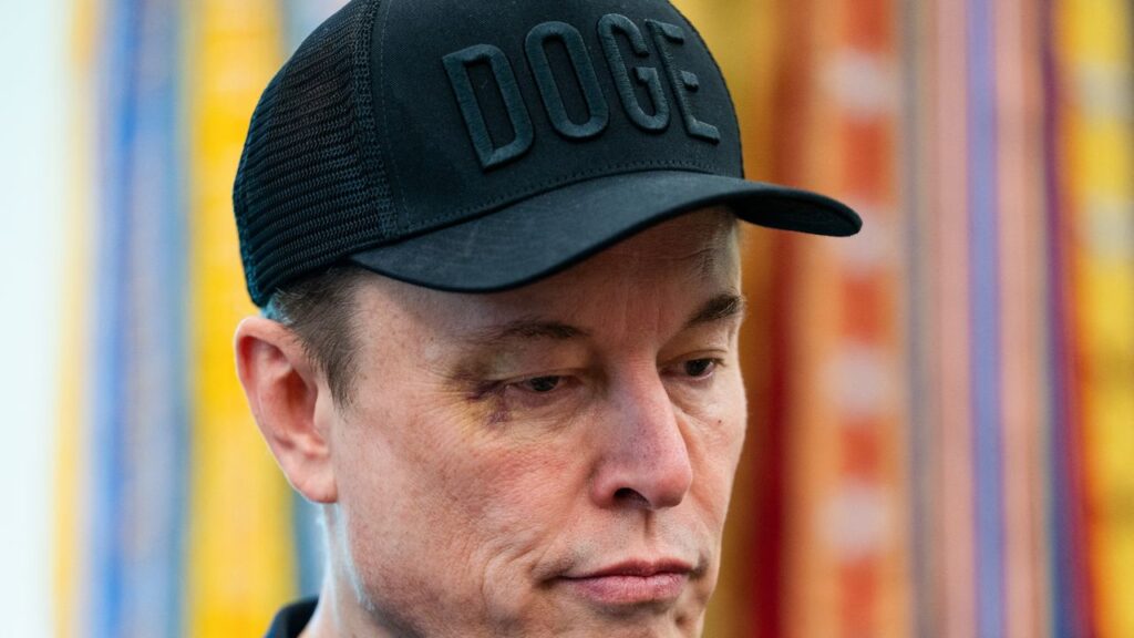 אלון מאסק עוקב אחר דו"ח השימוש בסמים של פצצה עם מסיבת העיתונאים של משרד הסגלגל השחור-עיניים