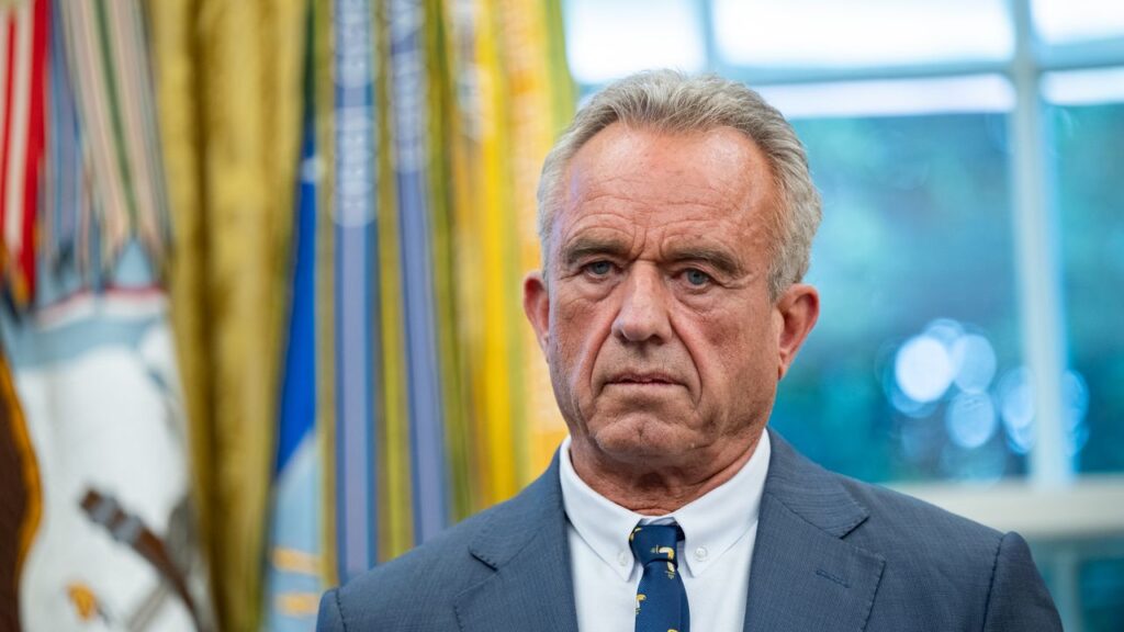 RFK ג'וניור לקח את נכדותיו לטבילה בנחל מזוהם ביוב ליום האם