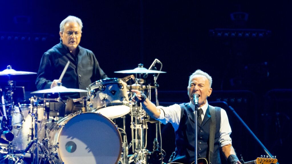 האם טראמפ מנסה להבריח את ברוס ספרינגסטין וביונסה לומר שהם אוהבים אותו?