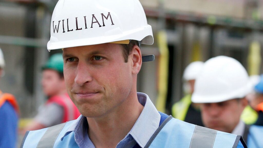 יוצר מנזר דאונטון ג'וליאן עמיתים מבקר את הנסיך וויליאם על הבנייה ליד האחוזה ההיסטורית