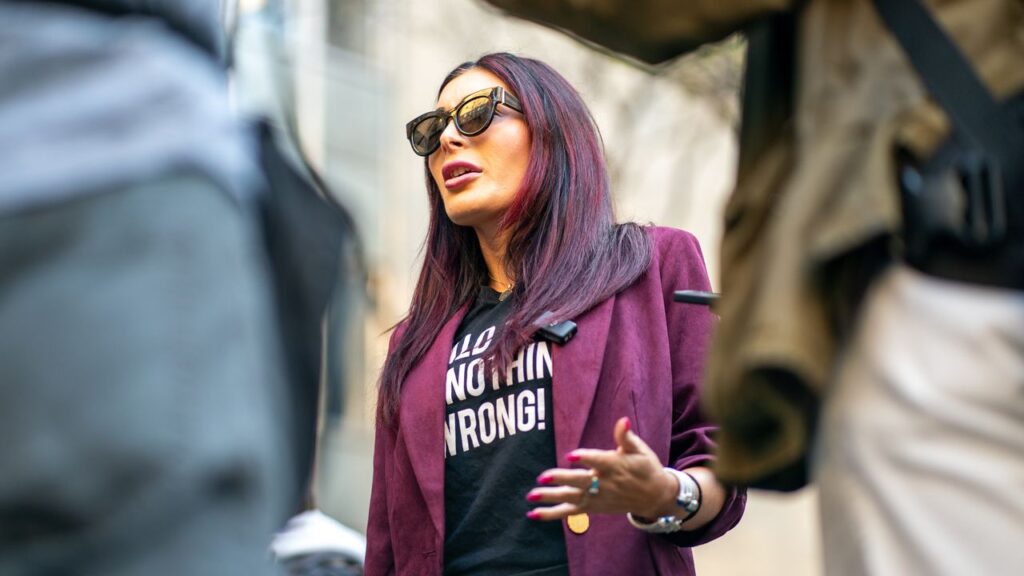 לורה לומר נמצאת בהשתוללות אנטי-מאהה במדיה החברתית, ומציגה סדקים נוספים בתחום המשפיעים של טראמפ