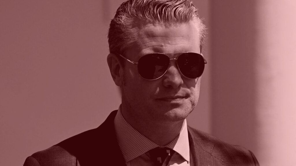 מחלקת העבירה: בתוך כהונתו הבומבסטית, הכאוטית של פיט הגת '