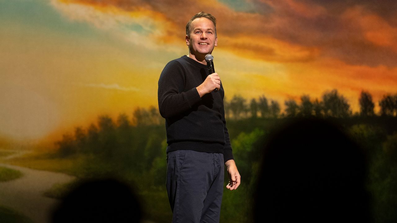 מייק בירביגליה מדוע הוא מתרחק מהפוליטיקה בקומדיה שלו, שמבקרת את הבדיחות שלו, ואת ספיישל נטפליקס החדש שלו