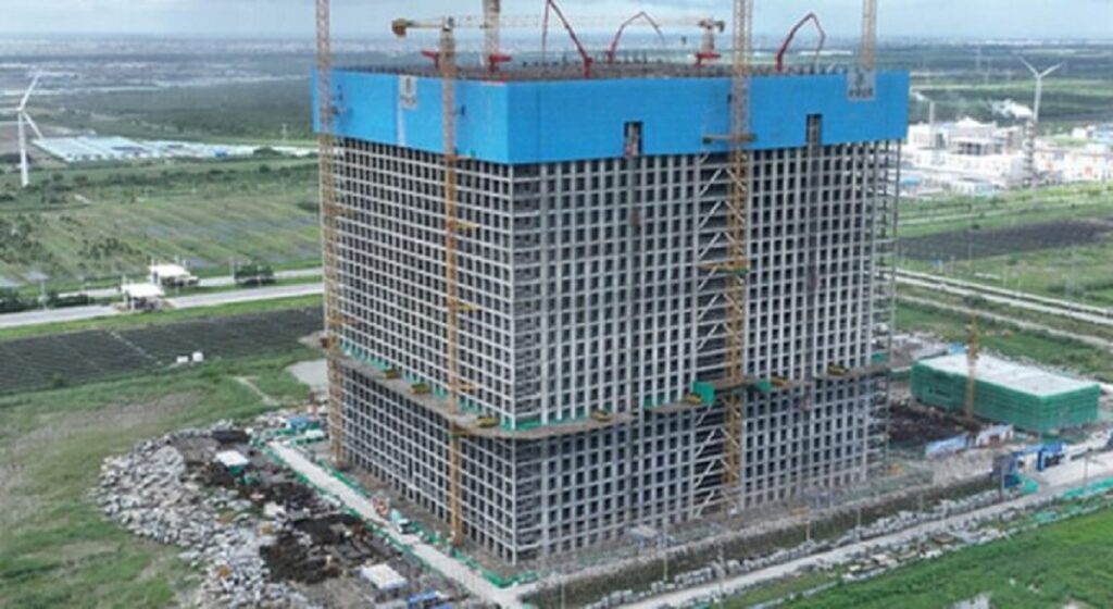 סין בונה סוללה בגודל בניין