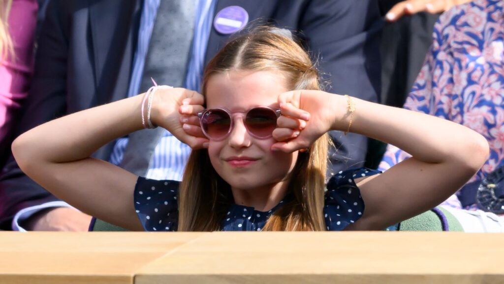 קייט מידלטון חוזרת מאחורי המצלמה לדיוקן יום ההולדת העשירי של הנסיכה שרלוט