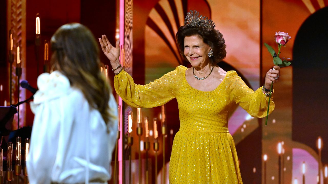 המלכה סילביה משוודיה חוזרת על שמלה נוצצת מלפני כמעט 50 שנה