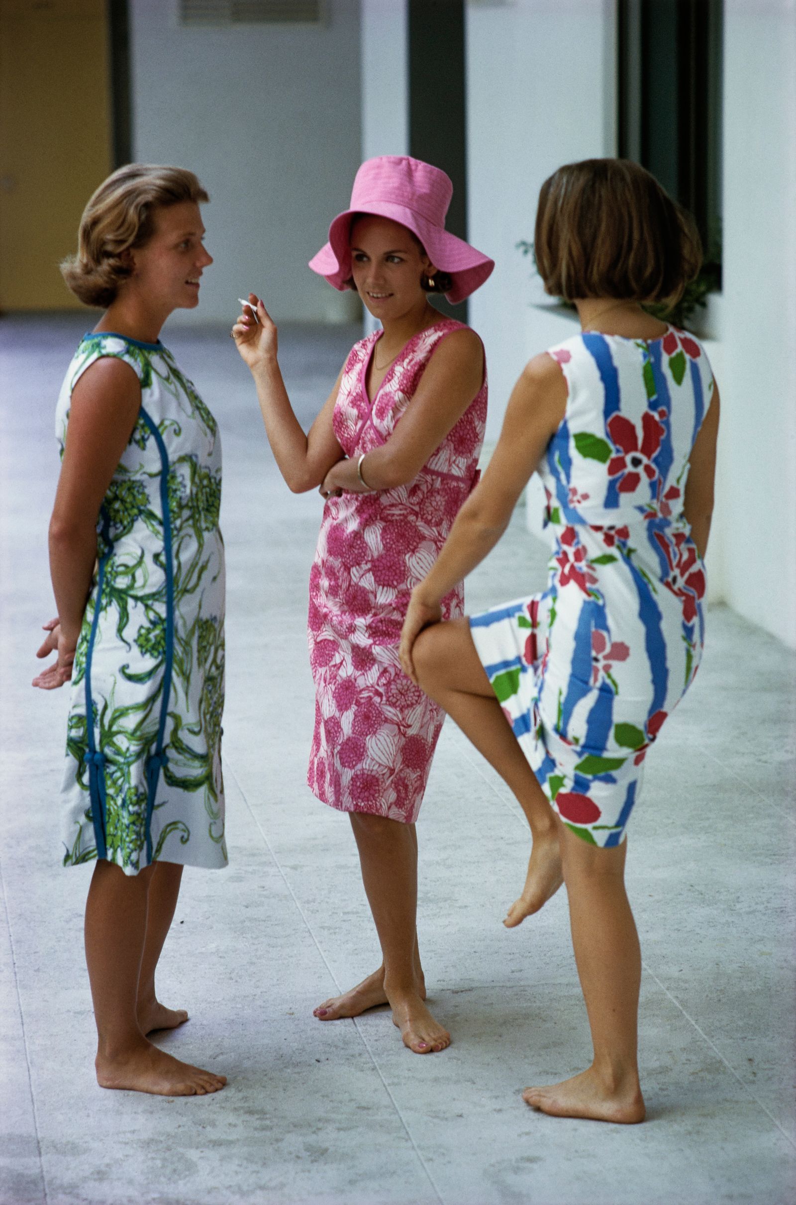 תמונה עשויה להכיל לבוש לבוש כובע ילד איש פנים ראש דיוקן דיוקן יחף ובגדי חוף