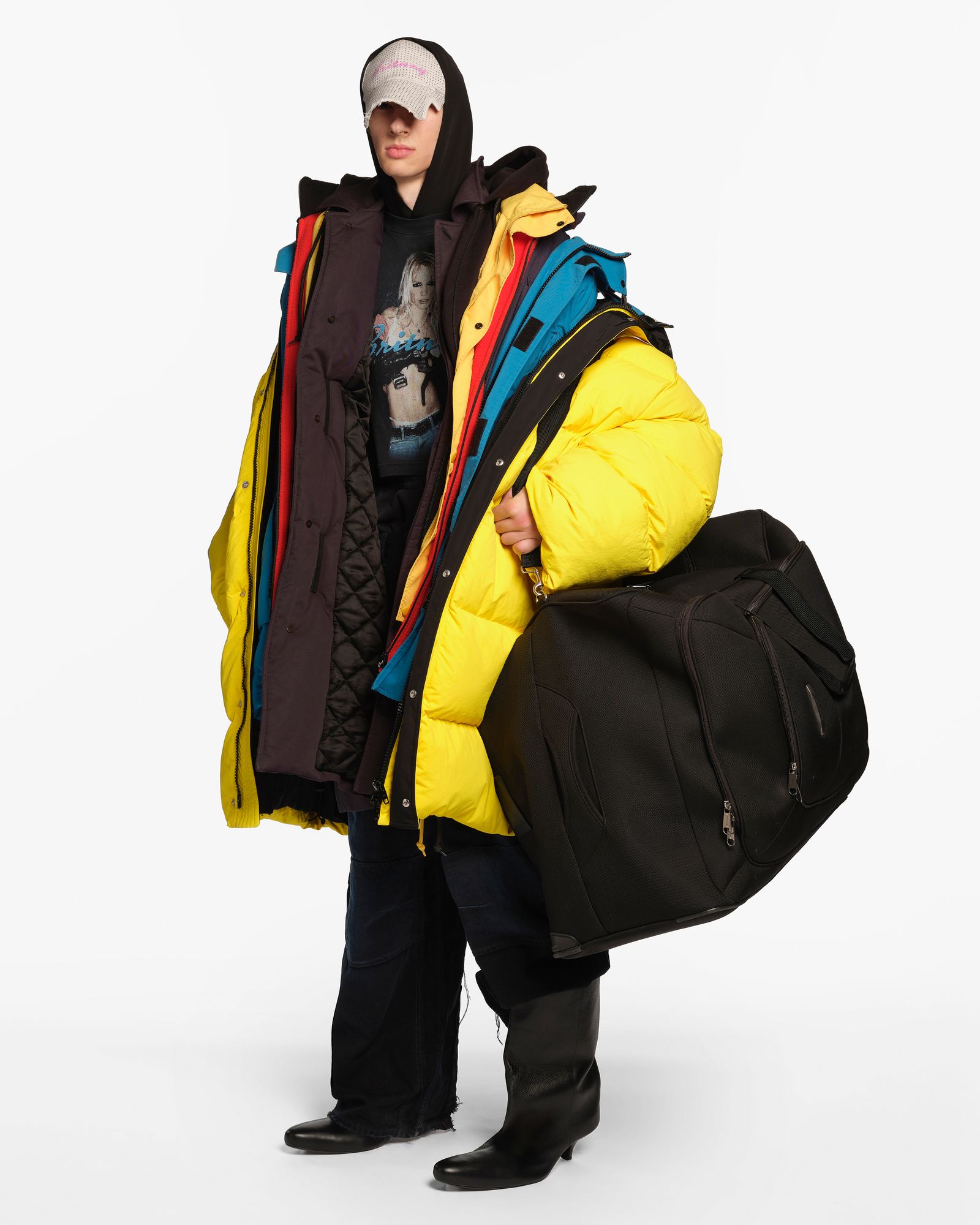 תמונה עשויה להכיל מעיל בגדים לאדם למבוגרים אביזרים תיק תיק תיקי הנעלה ונעל