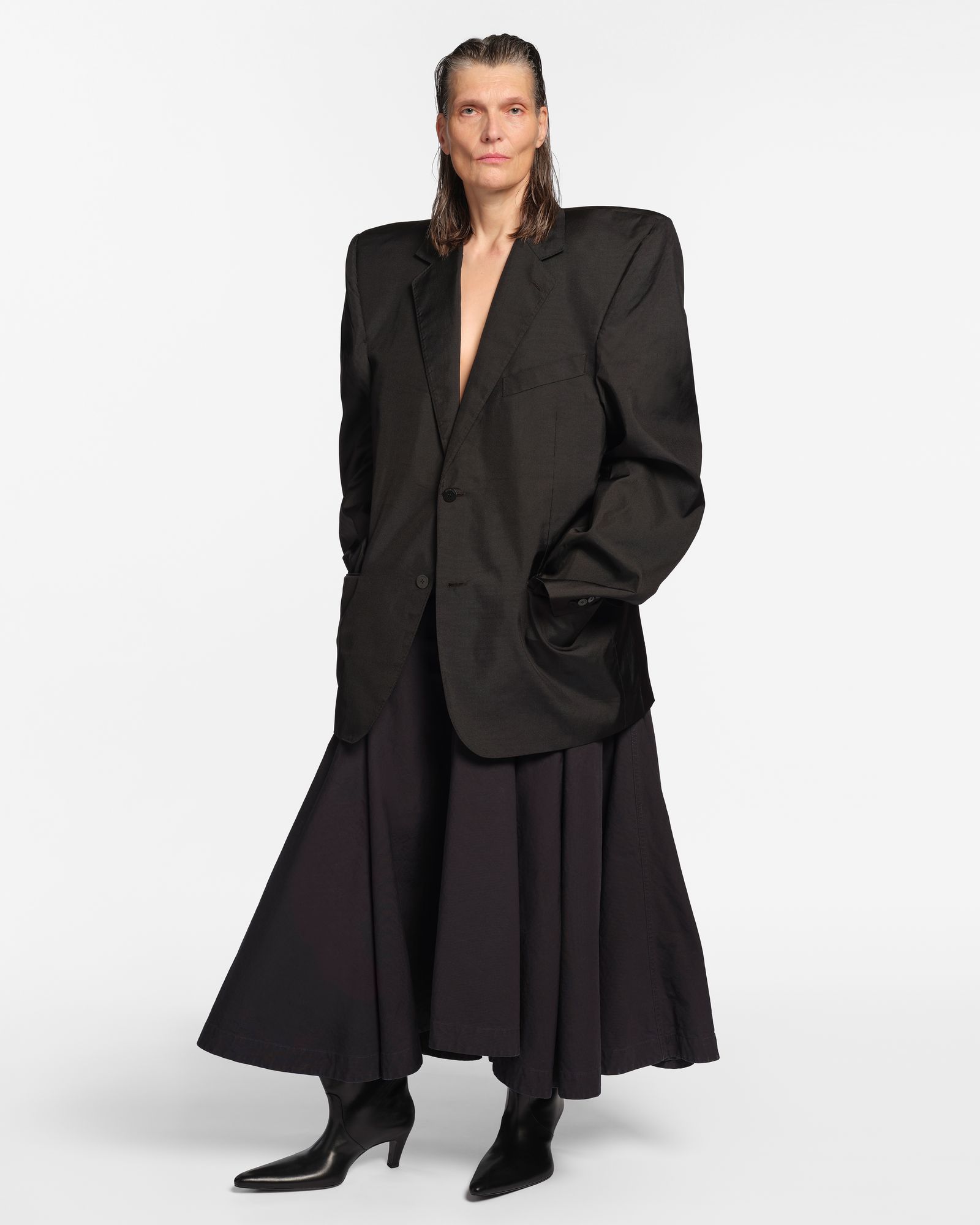 תמונה עשויה להכיל מעיל בגדים ז'קט בלייזר שרוול ארוך שרוול ארוך חליפת ללבוש חליפה למבוגרים ואדם