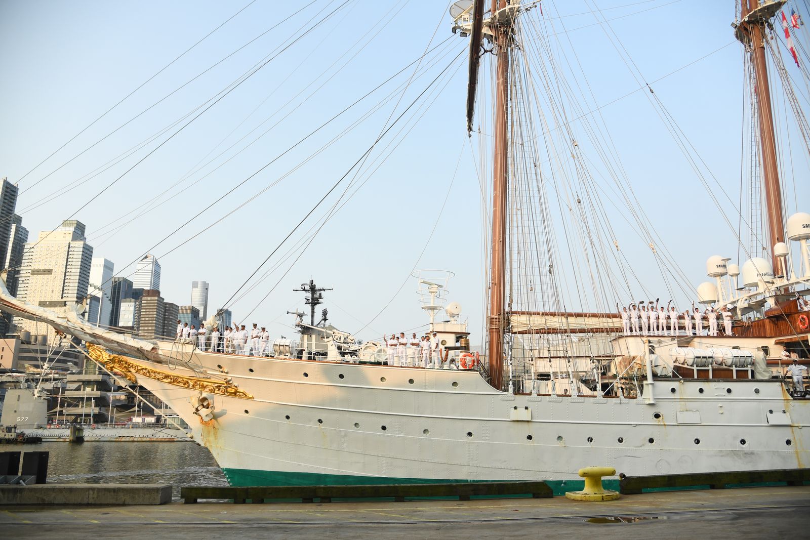 תמונה עשויה להכיל מים על קו המים סירת המפרש סירת המפרש רכב עיר יאכטה נמל אורבן נמל ומזח