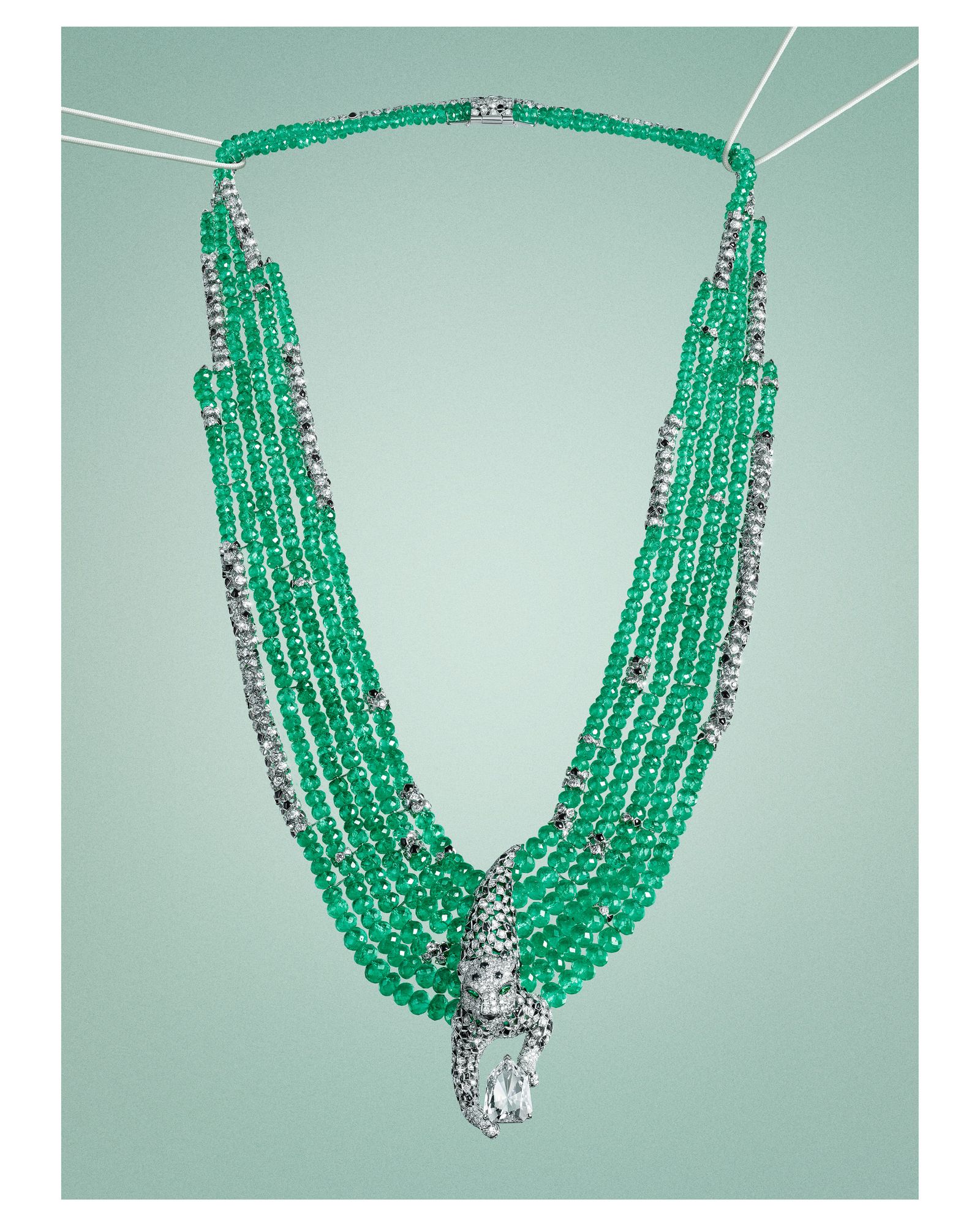 תמונה עשויה להכיל אביזרים שרשרת תכשיטים אבן חן ירקן שרשרת חרוזי חרוזי חרוזים ואמרלד