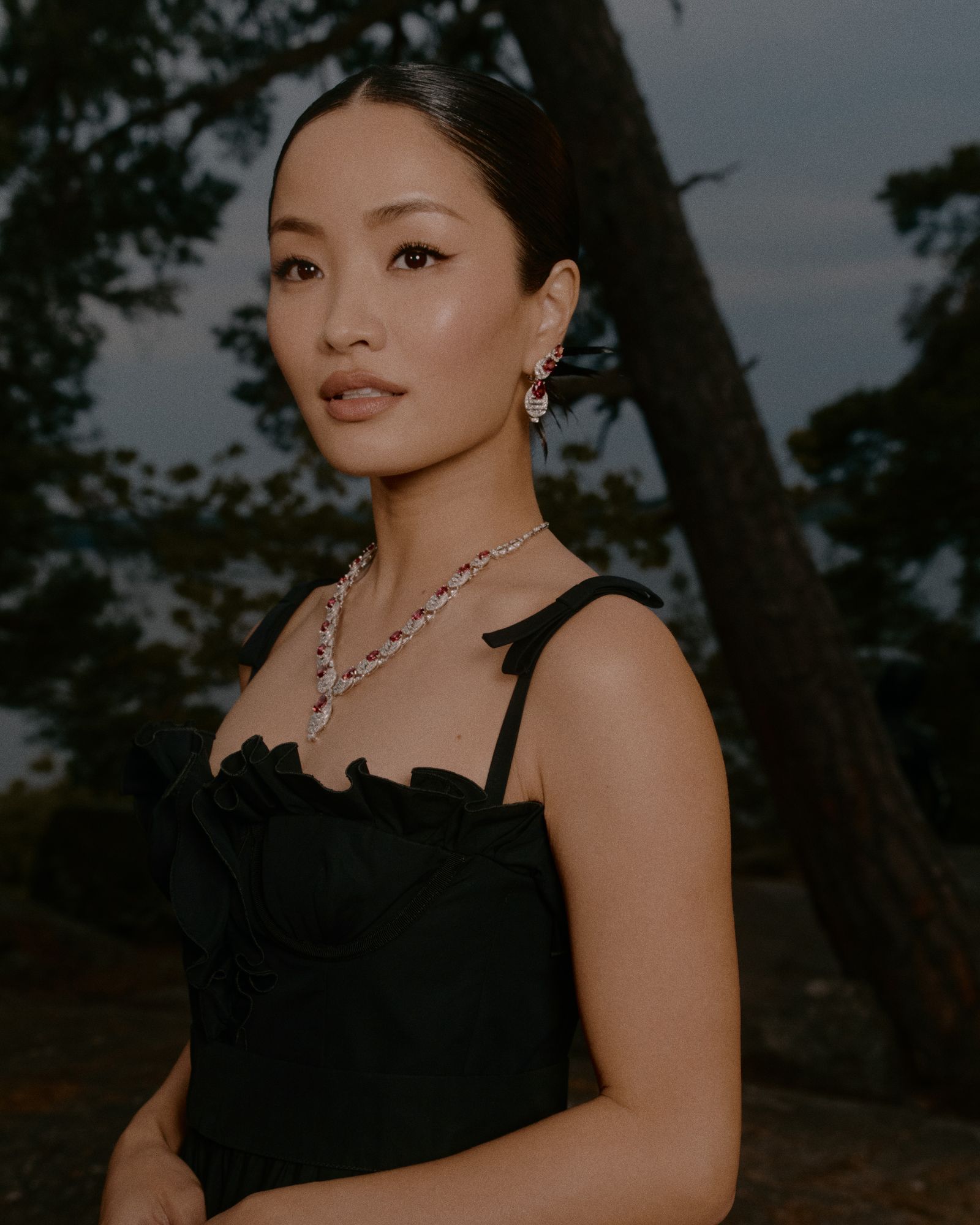 תמונה עשויה להכיל שמלת בגדי לבוש Jetsun Pema משמלת ערב רשמית ללבוש אביזרים ותכשיטים למבוגרים