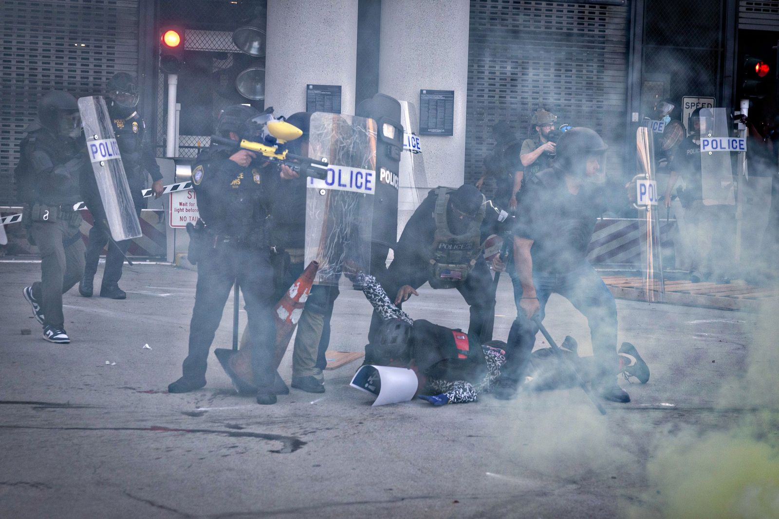 משטרת DHS עוצרת מפגין בלוס אנג'לס