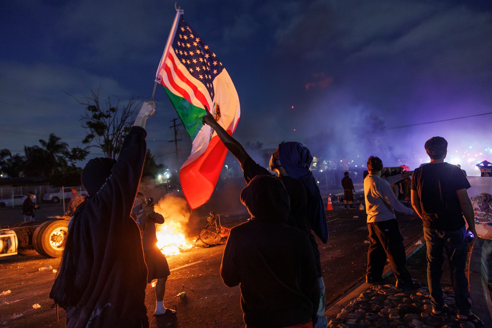 המפגינים נושאים דגלי ארה