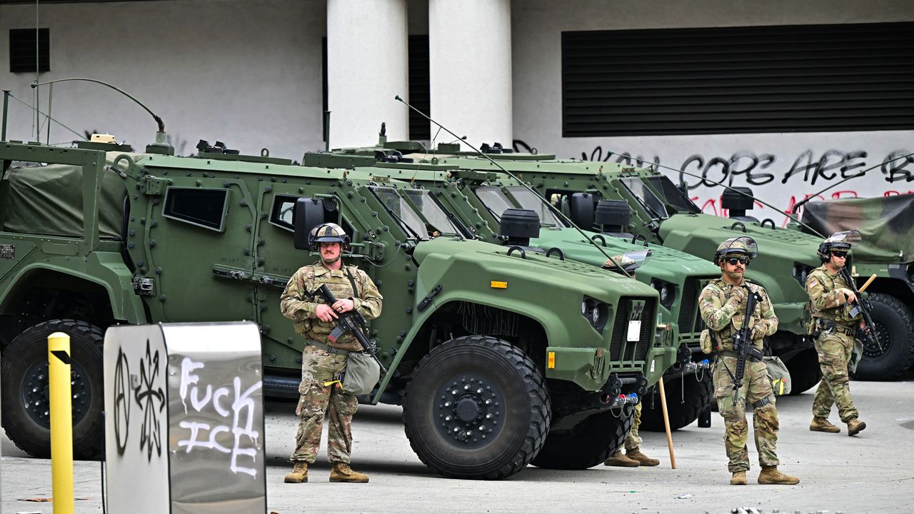 חיילי המשמר הלאומי מגיעים ללוס אנג'לס לאחר שטראמפ חותם על הוראות