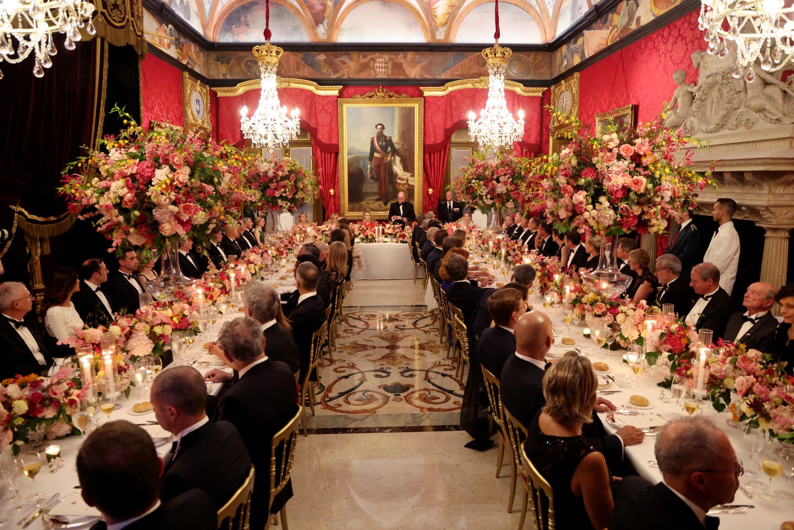 תמונה עשויה להכיל מנורה בתוך ציור אמנות אדם למבוגרים אולם אביזרי ילדים בלבוש רשמי כיף ונשתה