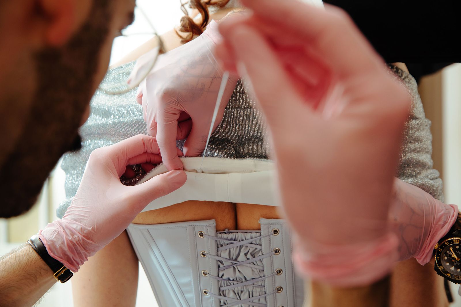 תמונה עשויה להכיל אדם ושעון יד