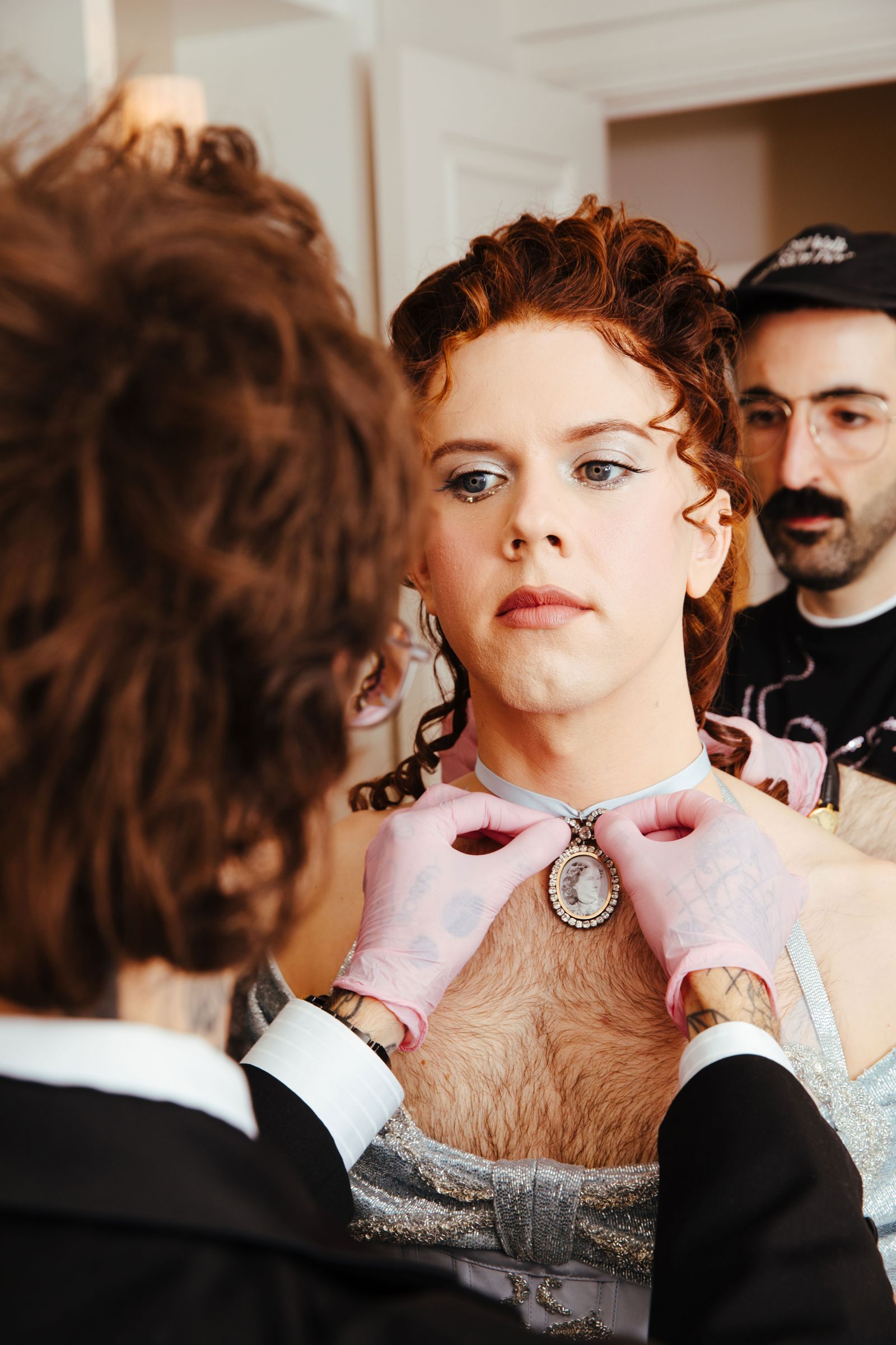 תמונה עשויה להכיל אביזרים של קול אסקולה משקפיים לאדם למבוגרים כובע בגדי כובע כפפות כפפות ושרשרת