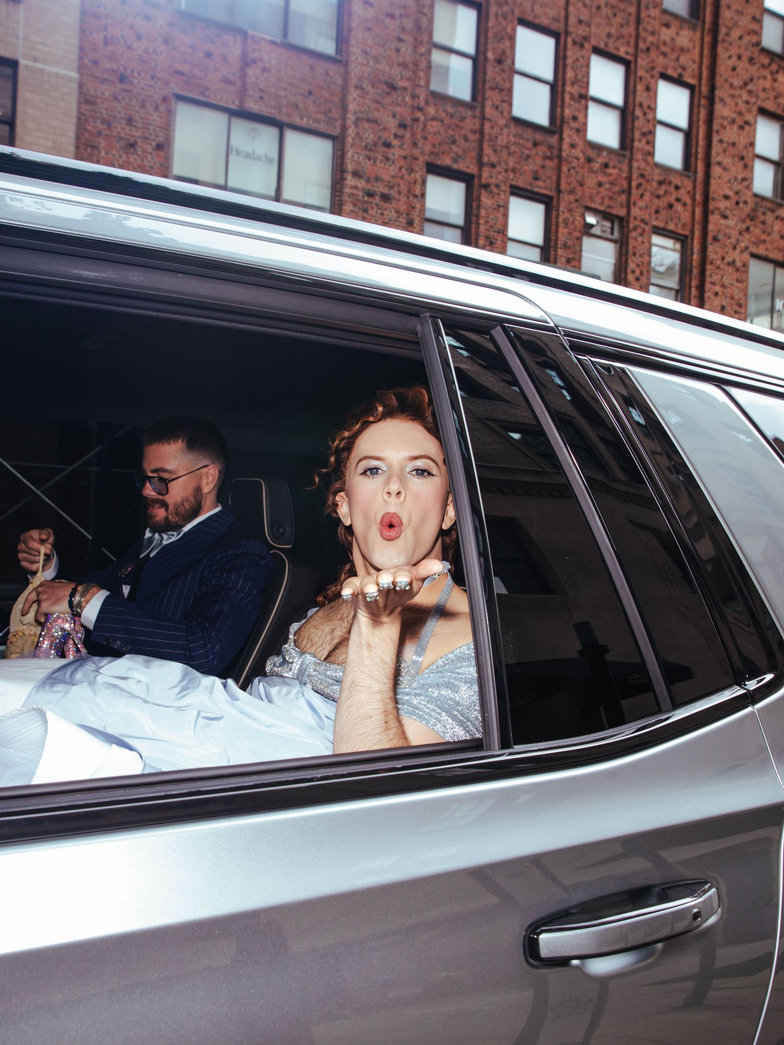 תמונה עשויה להכיל איש ראש אסקולה אדם פנים אביזרים למבוגרים משקפי רכב הובלת רכב ותכשיטים