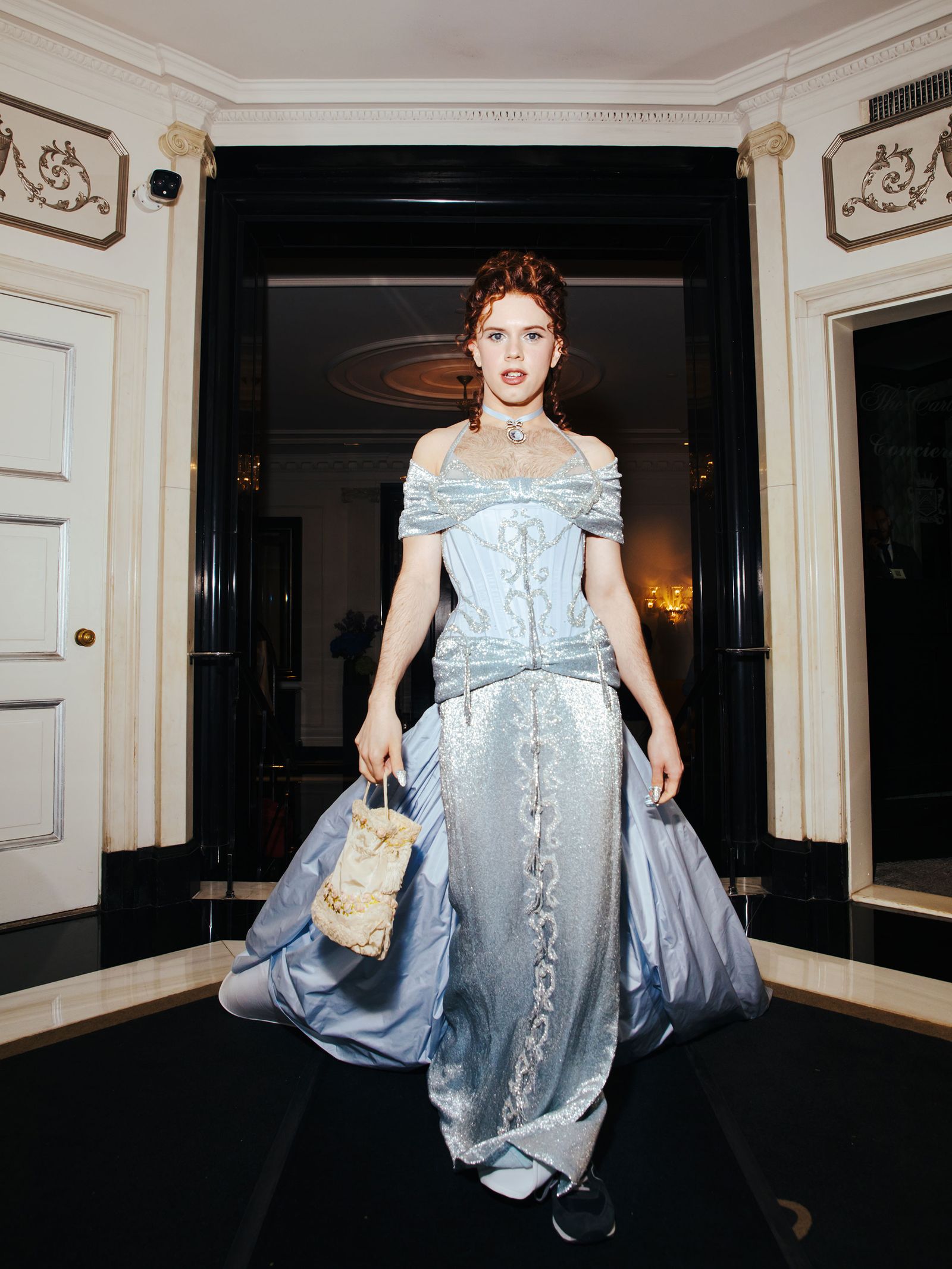 תמונה עשויה להכיל שמלת בגדים של קול אסקולה שמלת ערב רשמית ללבוש מכנסיים מכנסיים תיקים ותיק יד