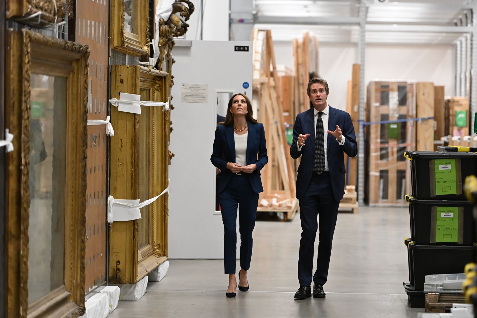 תמונה עשויה להכיל אביזרי Tristram Hunt רשמית ללבוש עניבה לבגדי מבוגרים נעליים נעליים ונעלי הנעלה