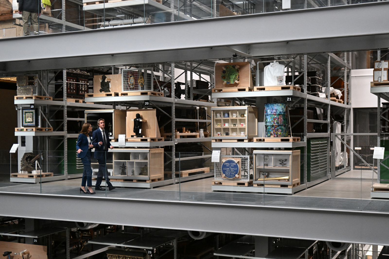 תמונה עשויה להכיל בובי לוקווד אדריכלות בניין ביגוד מפעל הנעלה עקב ונעל