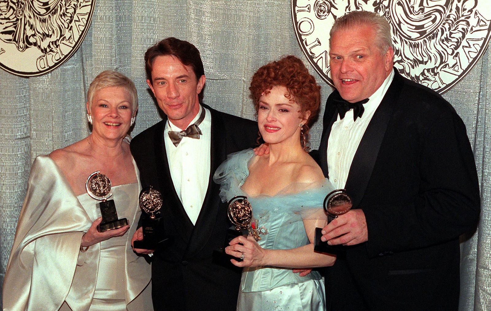 תמונה עשויה להכיל את בריאן דני מרטין קצרה ברנדט פיטרס ג'ודי דנץ 'בגדים בלאי פורמלי חליפת בלייזר ומעיל