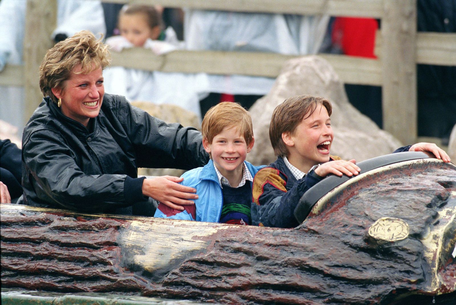 La Princesse Diana et ses fils William et Harry au parc d'stractions Thorpe Park en Avril 1993.