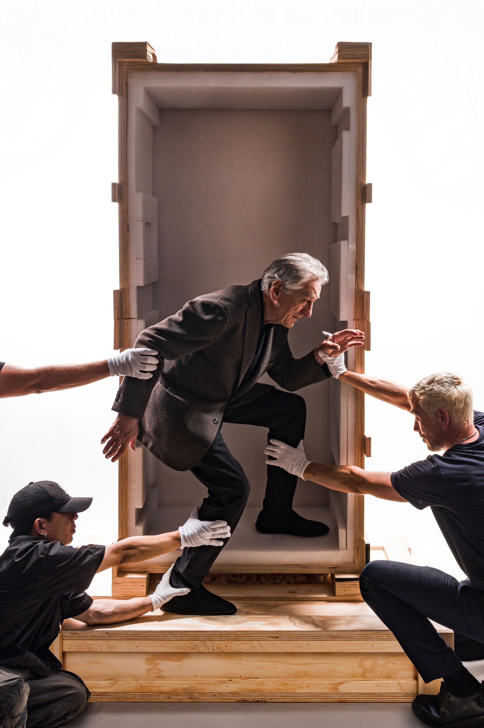 תמונה עשויה להכיל רוברט דה נירו בגדים כפפת הנעלה נעליים לאדם מבוגר אביזרים תכשיטים ושרשרת