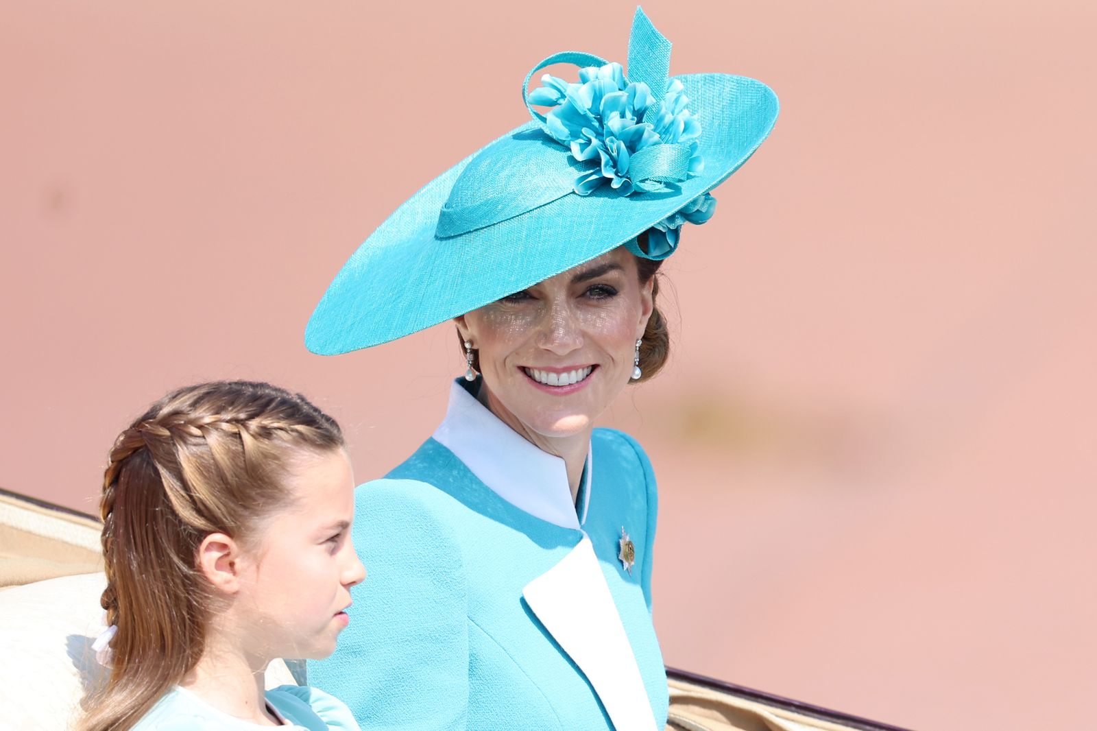 תמונה עשויה להכיל כובע בגדים למבוגרים וילד