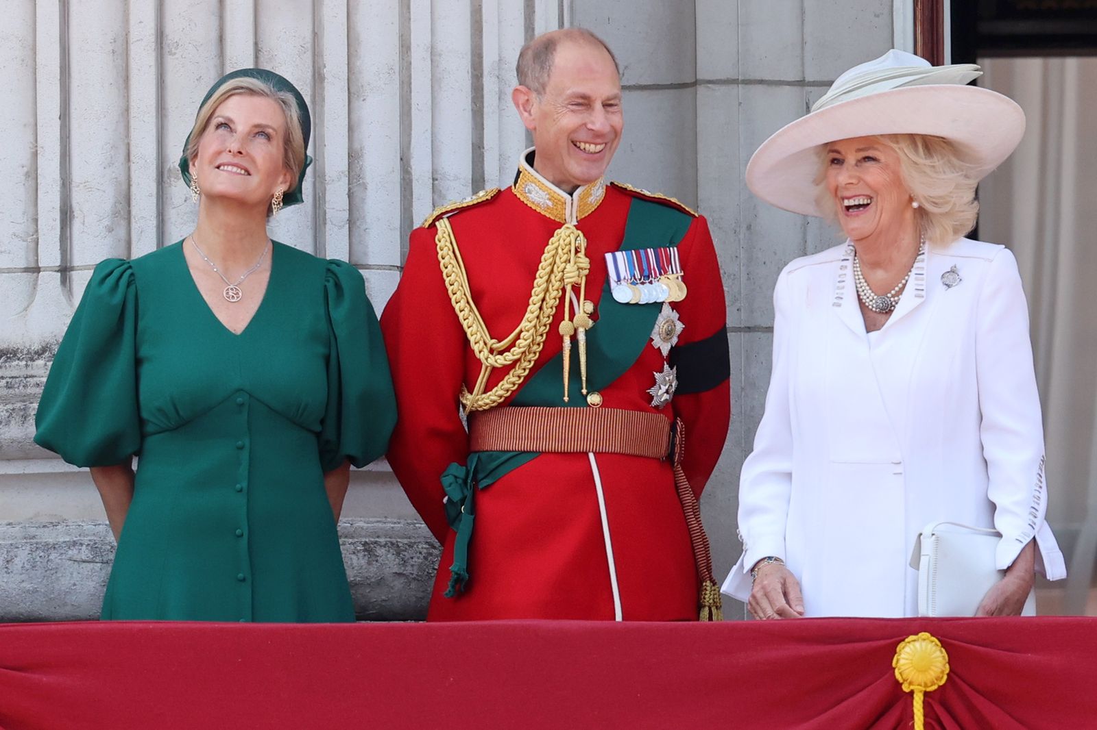 תמונה עשויה להכיל את ג'ורג קסטנדיק סופי הרוזנת מווסקס וונסה רדגראב אדם כובע בגדים למבוגרים וחתונה