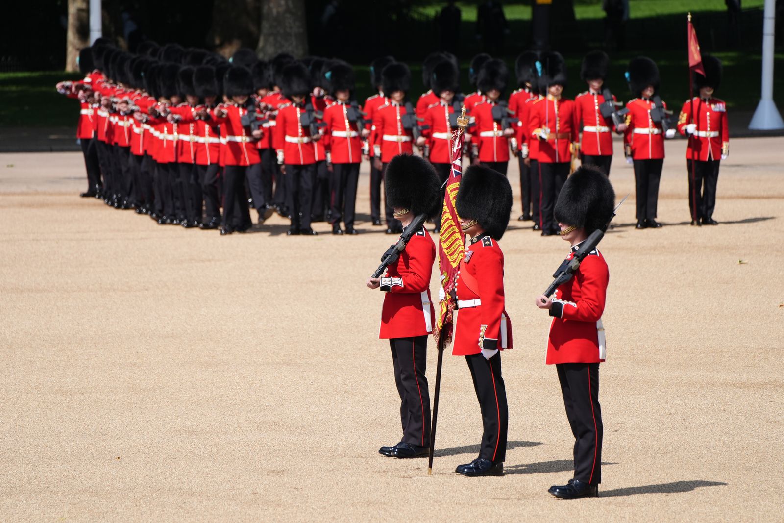 תמונה עשויה להכיל ג'ונתן סייפריין אנשים אנשים בגדים נעליים נעליים צועדות כובע כובע ילד אקדח ונשק