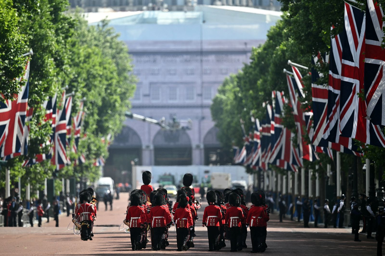 תמונה עשויה להכיל אנשים אנשי קסדת דגל העיר האביזרים העירוניים התיק הובלת רכב רכב ורכב