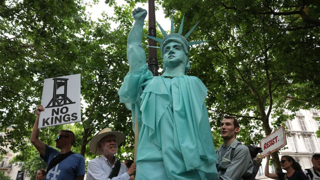 המצעד הצבאי של טראמפ - על יום הולדתו ה -79 - יש להפגין במחאות "ללא מלכים" בפריסה ארצית