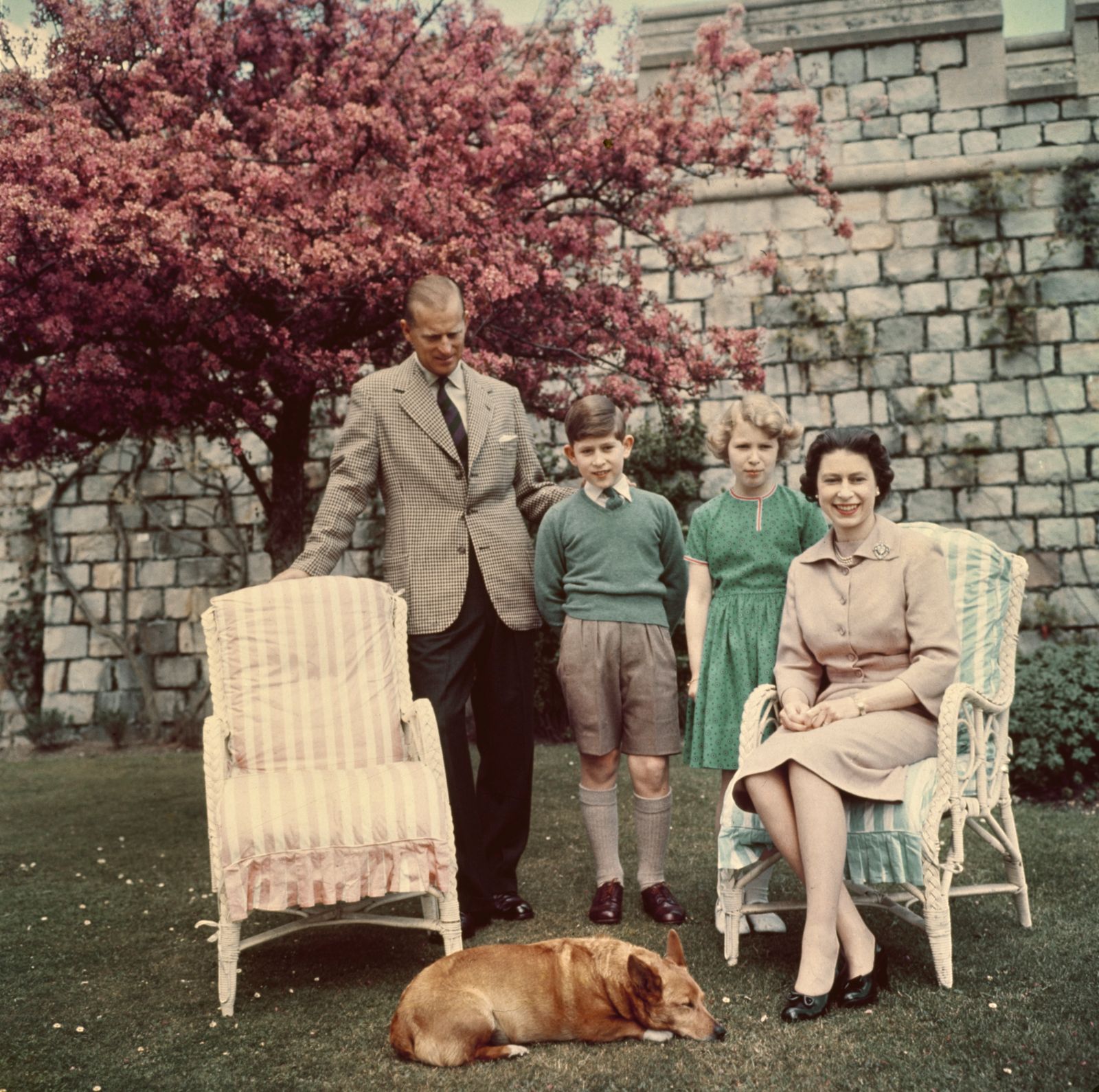 תמונה עשויה להכיל אליזבת השנייה פיליפ טומאלין ראש פנים ראש דיוקן דיוקן בלייזר בגדים ומעיל