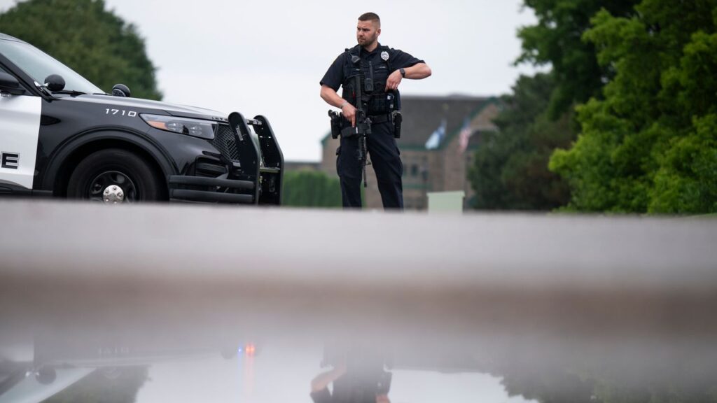 המנוהנט למען ואנס בולטר ממשיך: מה שאנחנו יודעים על החשוד במגרש ההתנקשות במינסוטה