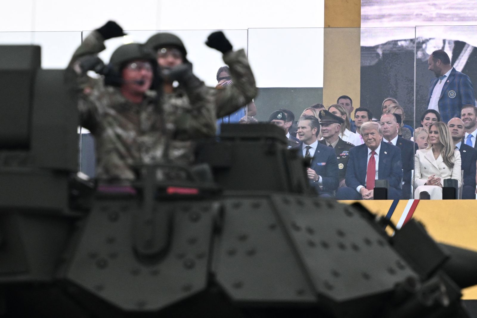 דונלד ומלניה טראמפ טנקים מתגלגלים במהלך המצעד