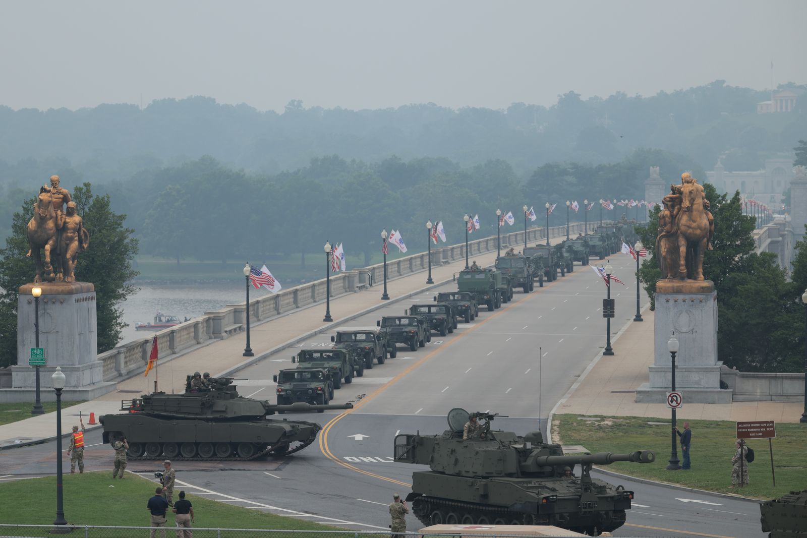 תמונה עשויה להכיל את הובלת רכב הכביש של דגל דגל ורכב