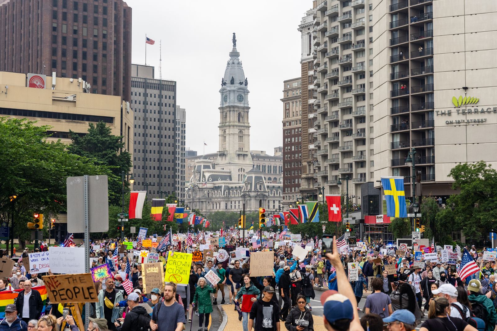 תמונה עשויה להכיל את סקוט שטיינר סטפן בודזין כובע בגדים בעיר דגל דגל קלים רמזור אנשים עירוניים ואדם