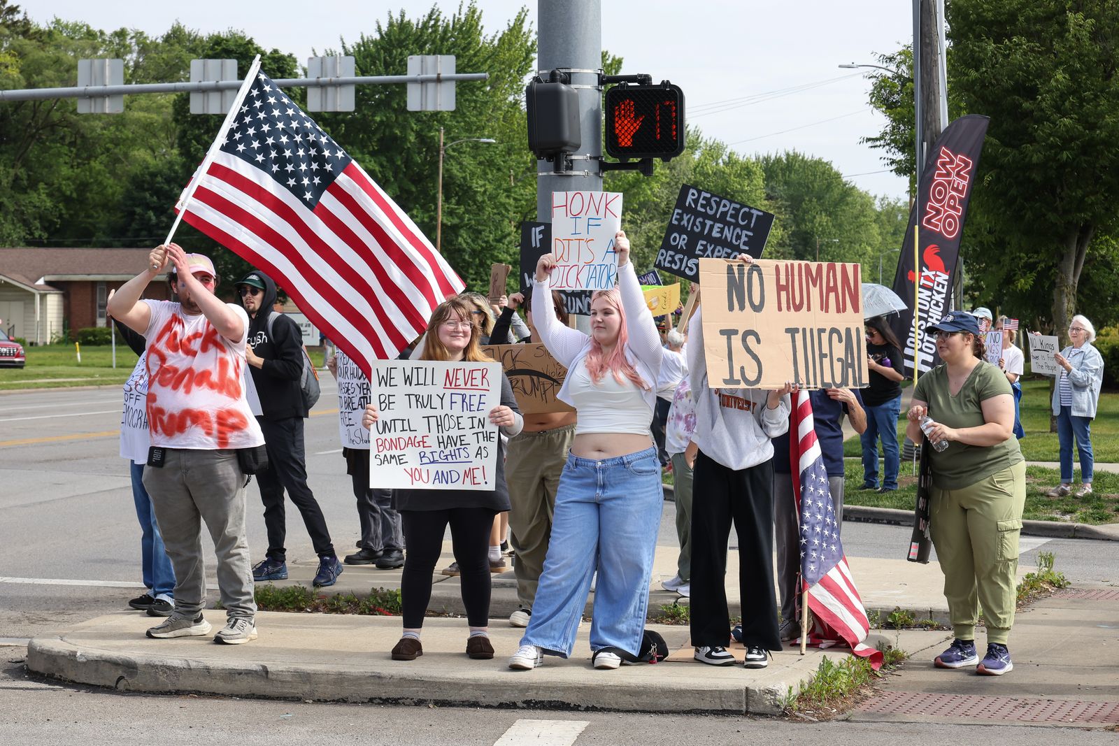 תמונה עשויה להכיל את ברוס וילנץ 'אנדי מילונאקיס קים מקגייר דגל אנשים אנשים בגדים נעליים נעליים ומבוגרים