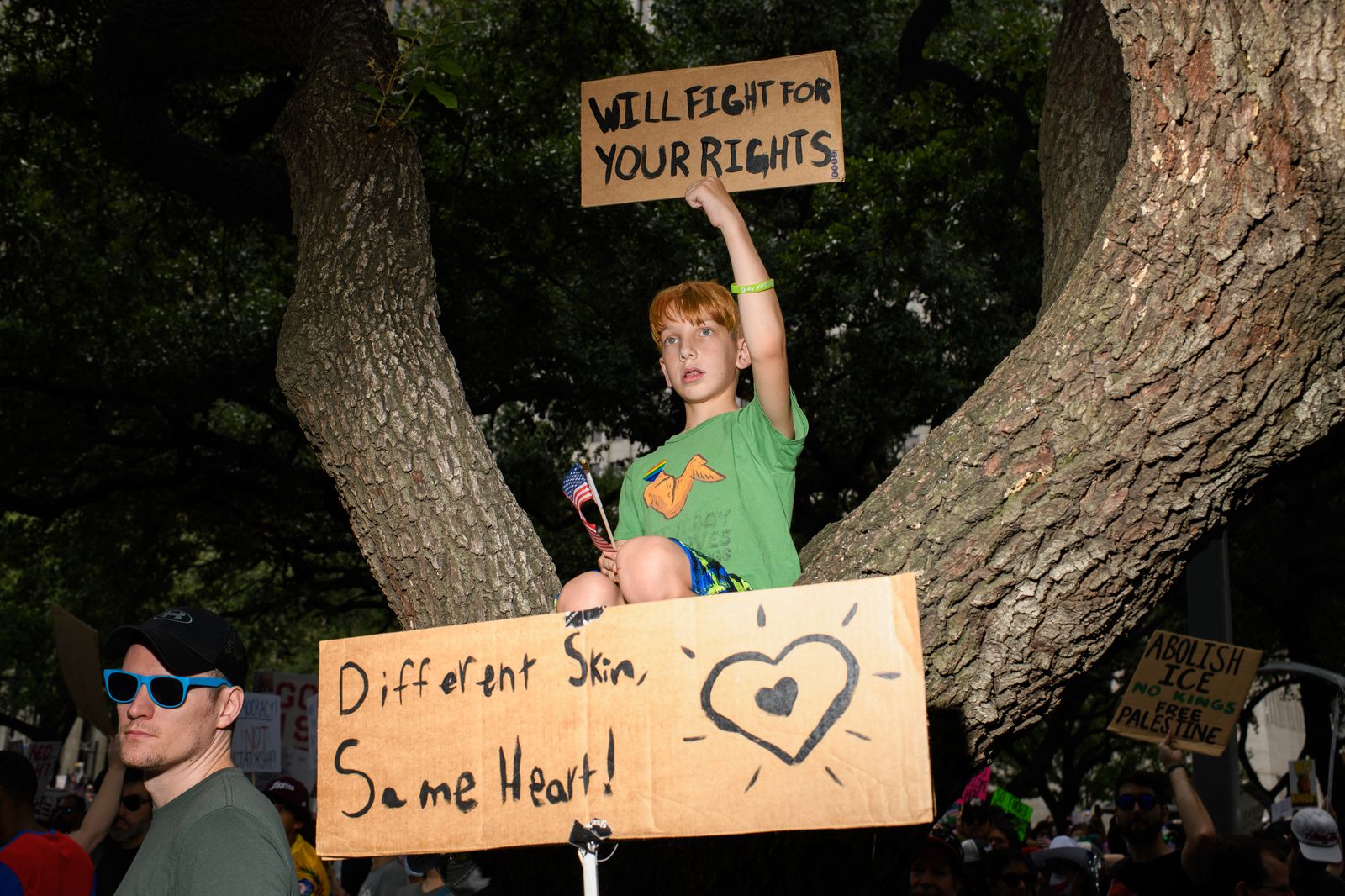 תמונה עשויה להכיל אביזרים משקפי שמש ראש פנים ראש דיוקן דיוקן בגדי עץ צמח וחולצת טש