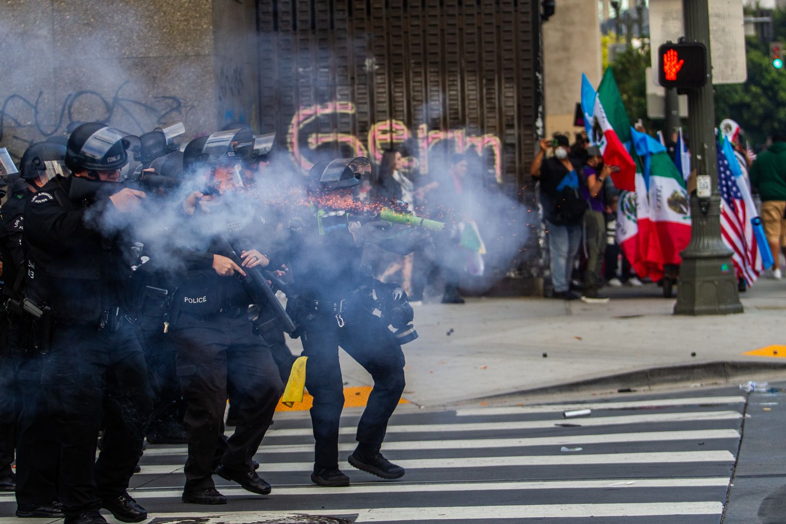 תמונה עשויה להכיל בגדים קסדת נעלי הנעלה קלה קלה