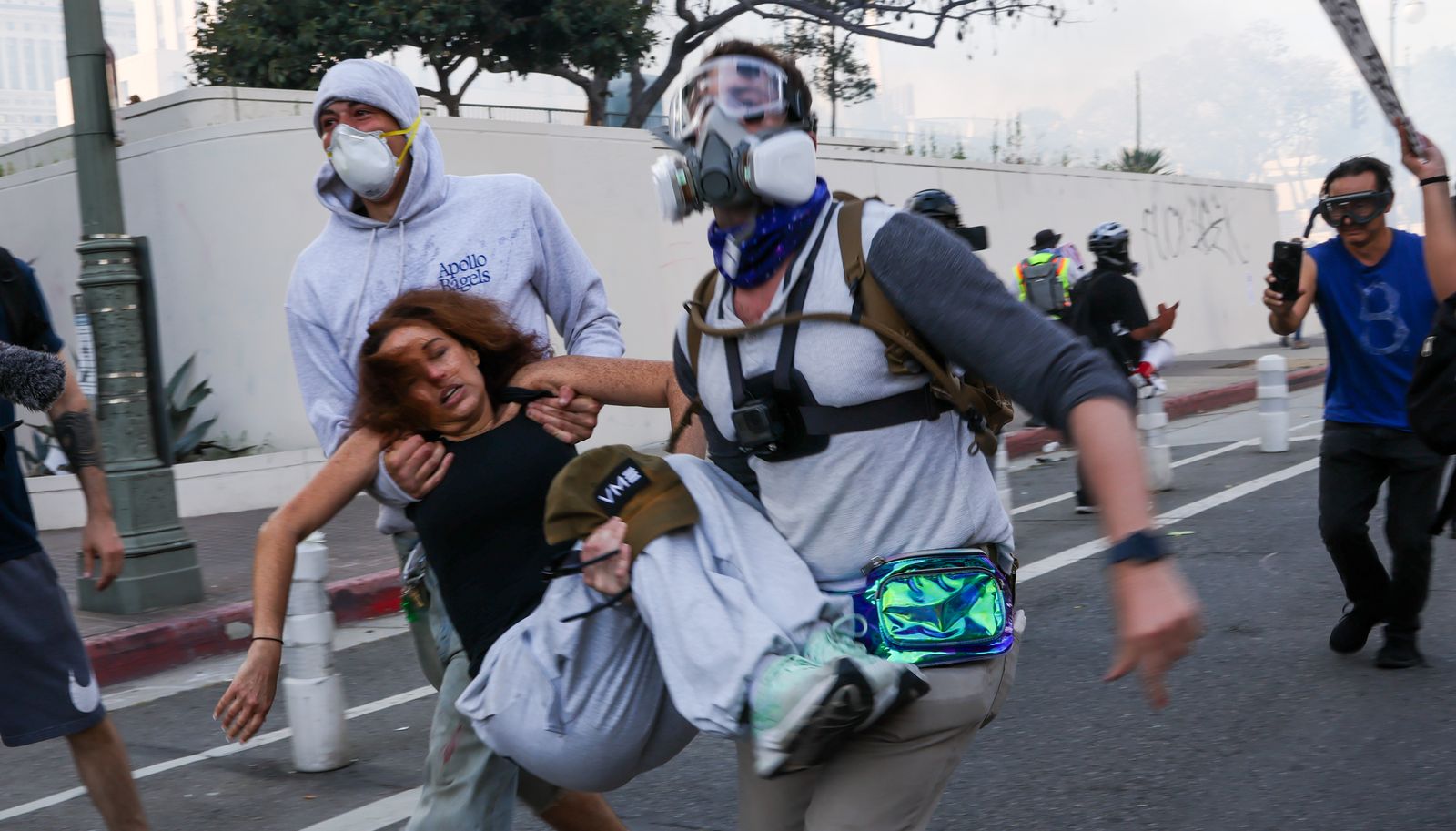 תמונה עשויה להכיל קסדה לאדם מבוגר אביזרים לתיק תיק תרמיל תרמיל תרמיל באלקטרוניקה וטלפון נייד