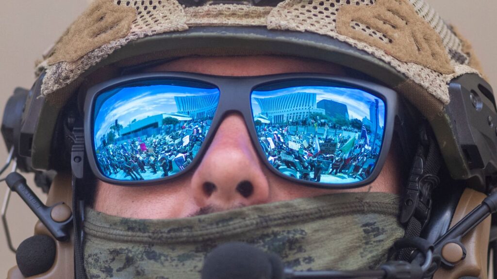 המצעד של טראמפ לעומת מחאת העם: שתי גרסאות שונות מאוד של אמריקה