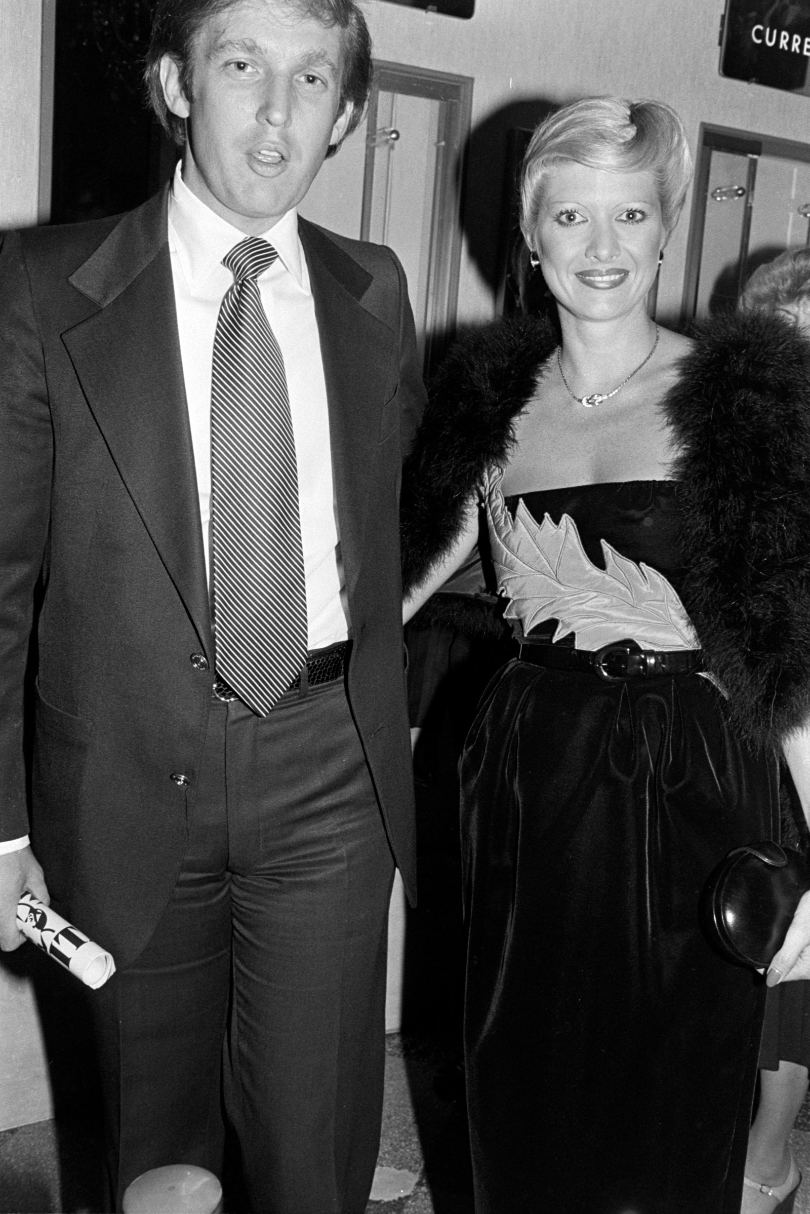 תמונה עשויה להכיל דונלד טראמפ איוונה טראמפ בגדים רשמיים ללבוש חליפה אביזרים קושרים מעיל ואופנה למבוגרים