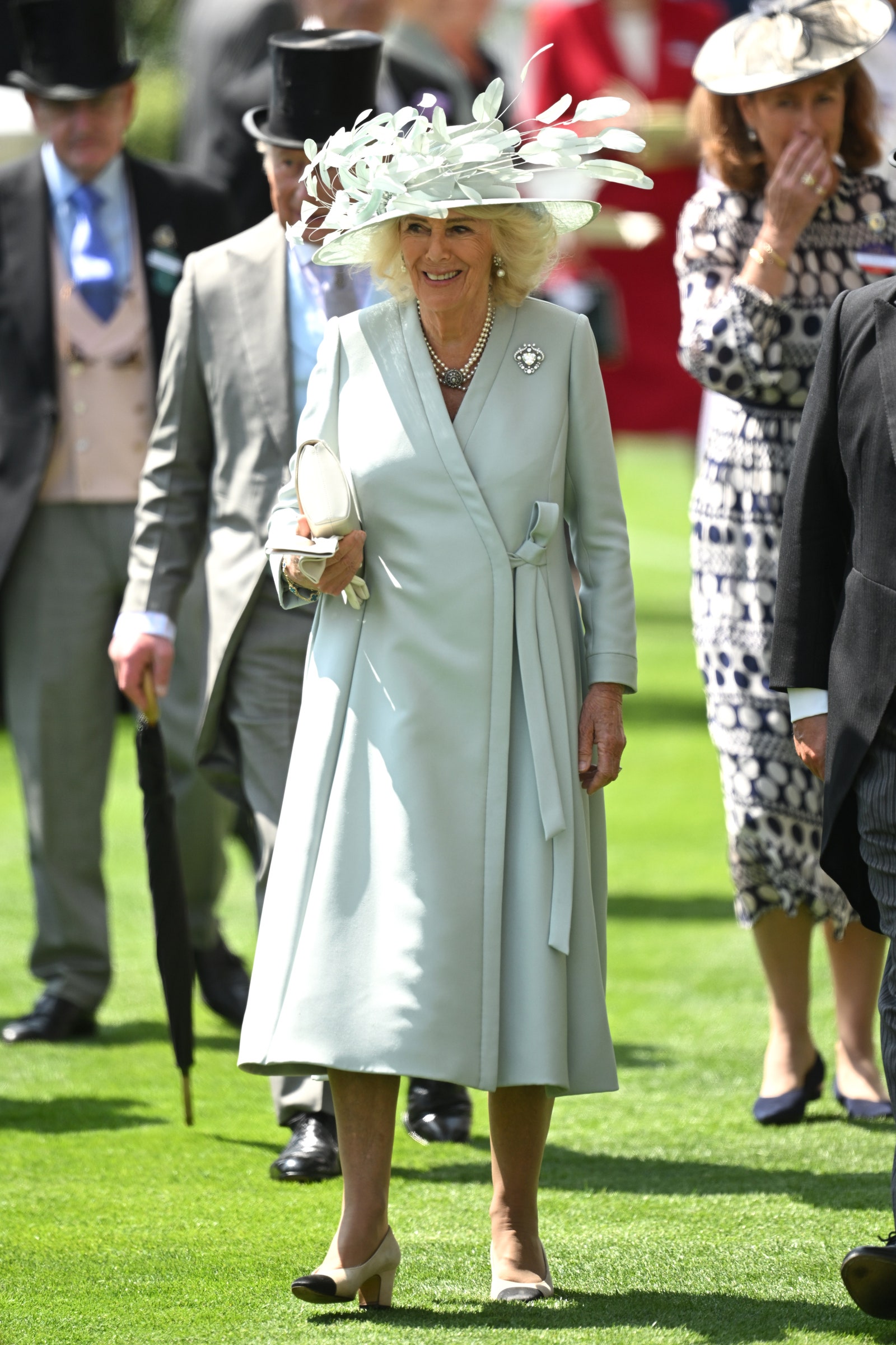 תמונה עשויה להכיל בגדים למבוגרים הנעלה לעגל