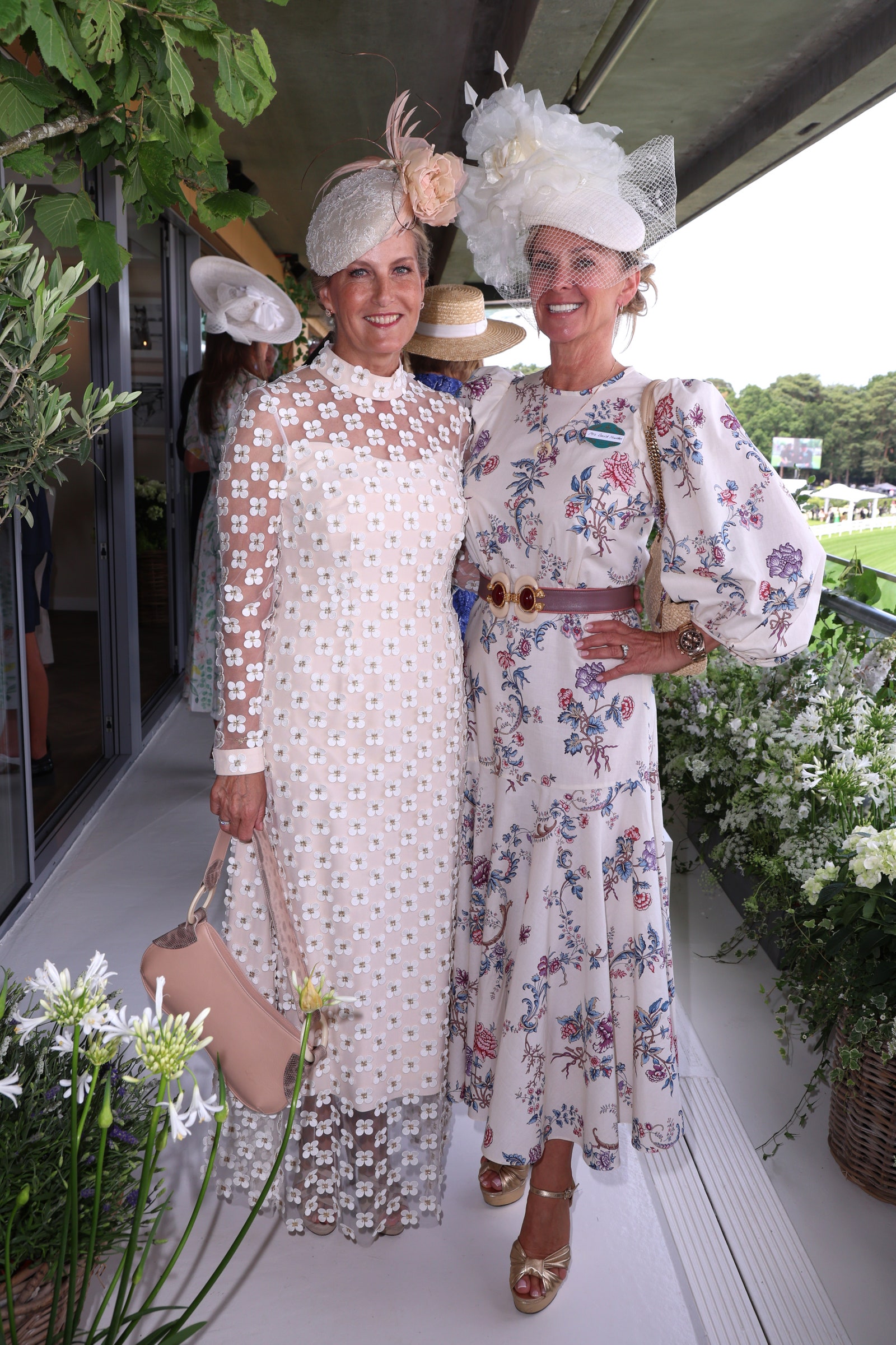 תמונה עשויה להכיל את סופי הרוזנת של Wessex Vesna Trivalić Pant Paty Paty אביזרי צמח תיק ותיק יד