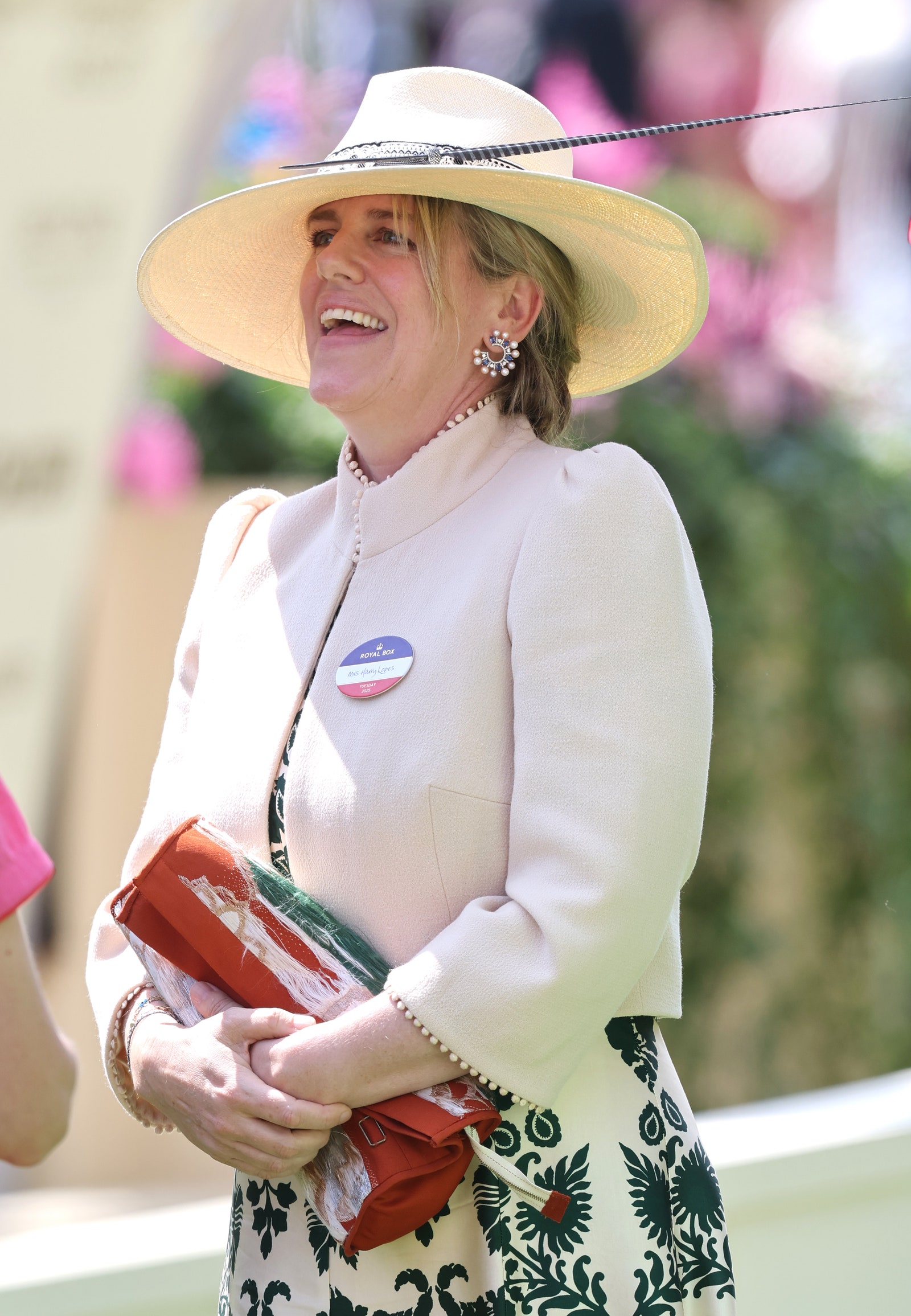 תמונה עשויה להכיל לורה לופס אדם אביזרים למבוגרים תיק תיק תיק פנים שרשרת תכשיטים של ראש שמח ובגדים