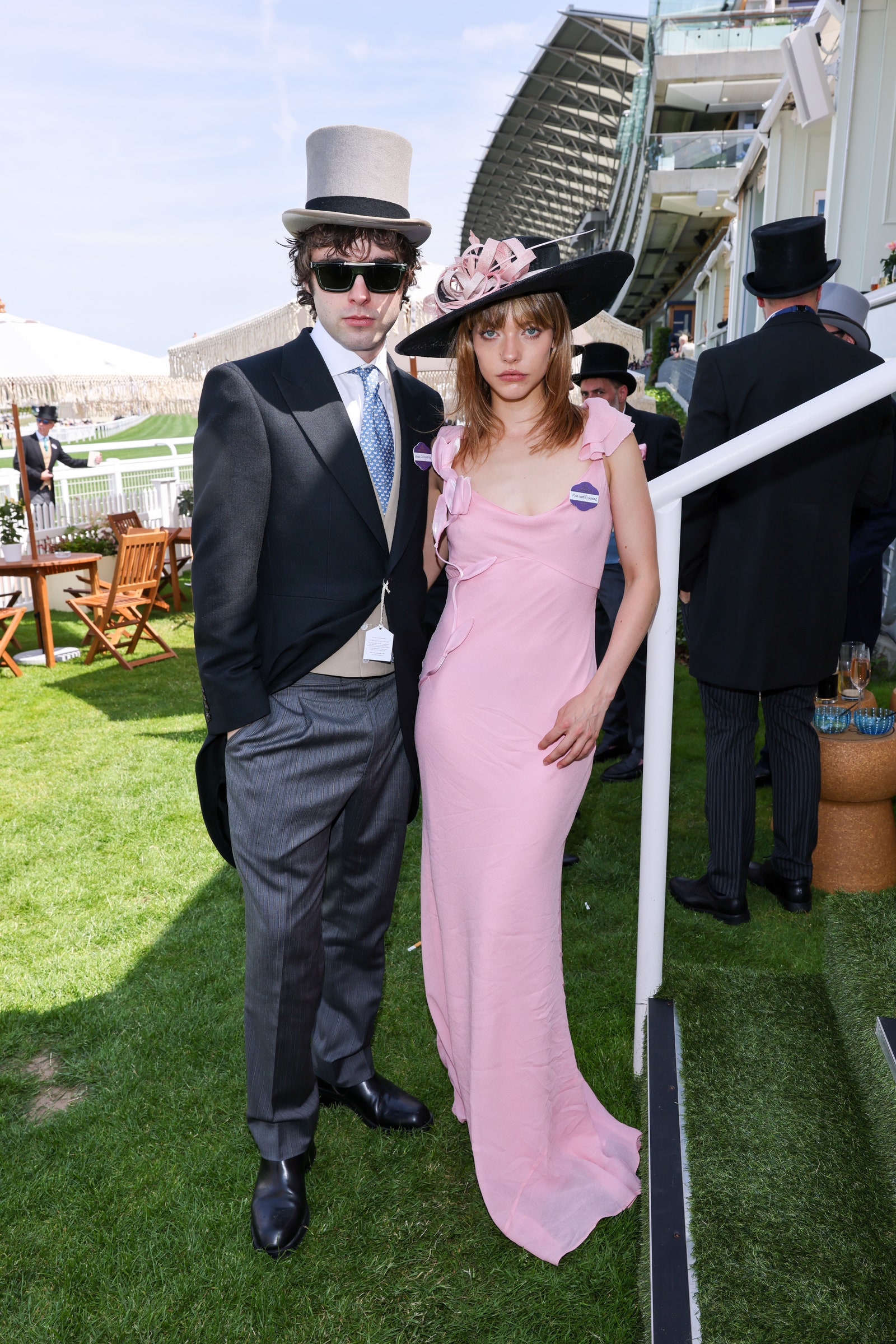 תמונה עשויה להכיל בגדים חליפת בלאי פורמלית מעיל מעיל מעיל בלייזר ראש ראש דיוקן צילום דיוקן ועשב